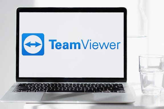 Glas mit Laptop mit Logo von TeamViewer