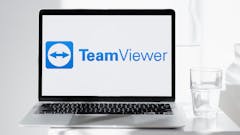 Glas mit Laptop mit Logo von TeamViewer