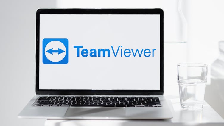 laptop-mit-logo-von-teamviewer-aktien-check