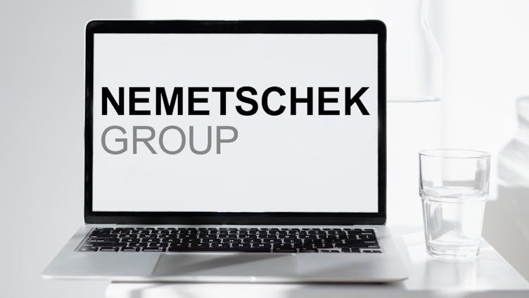 laptop-mit-logo-von-nemetschek-aktien-check