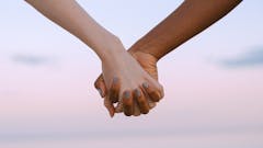 Zwei Hände die sich halten; Symbolbild für Freundschaft