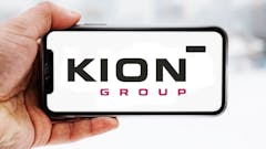 Hand-die-smartphone-hält-mit-logo-des-unternehmens-kion-group