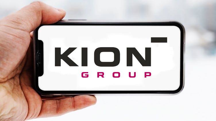 Hand-die-smartphone-hält-mit-logo-des-unternehmens-kion-group