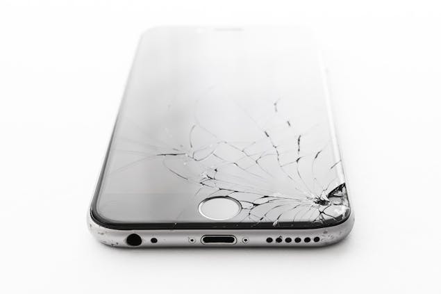 Smartphone mit gebrochenem Bildschirm