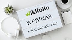 Tafel mit dem Logo von "wikifolio, dem wikifolio Trader Christoph Klar und dem Schriftzug "Webinar"