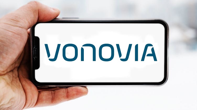 Hand-die-smartphone-hält-mit-logo-des-unternehmens-vonovia