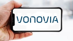 Hand, die ein Smartphone hält, auf dem das Logo des Unternehmens Vonovia zu sehen ist; Symbolbild für die "Aktie im Fokus"