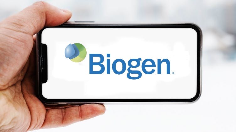 Hand, die ein Smartphone hält, auf dem das Logo des Unternehmens Biogen zu sehen ist; Symbolbild für die "Aktie im Fokus"