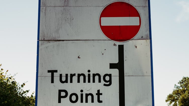 Straßenschild mit der Aufschrift "Turning Point"