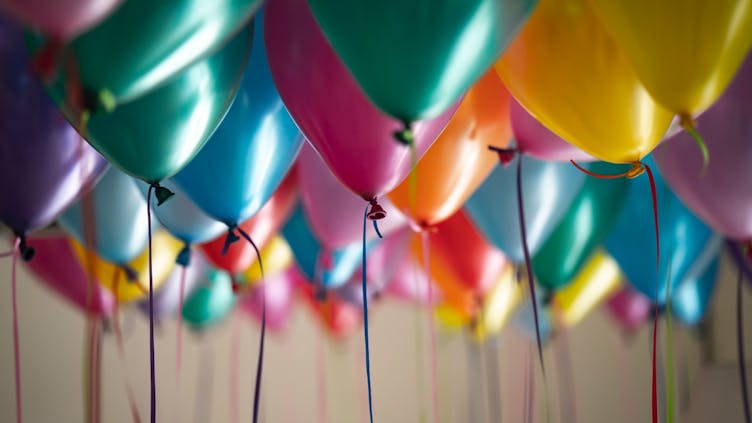 bunte-luftballons-die-an-der-decke-hängen