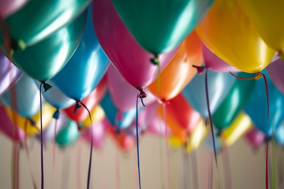 bunte-luftballons-die-an-der-decke-hängen