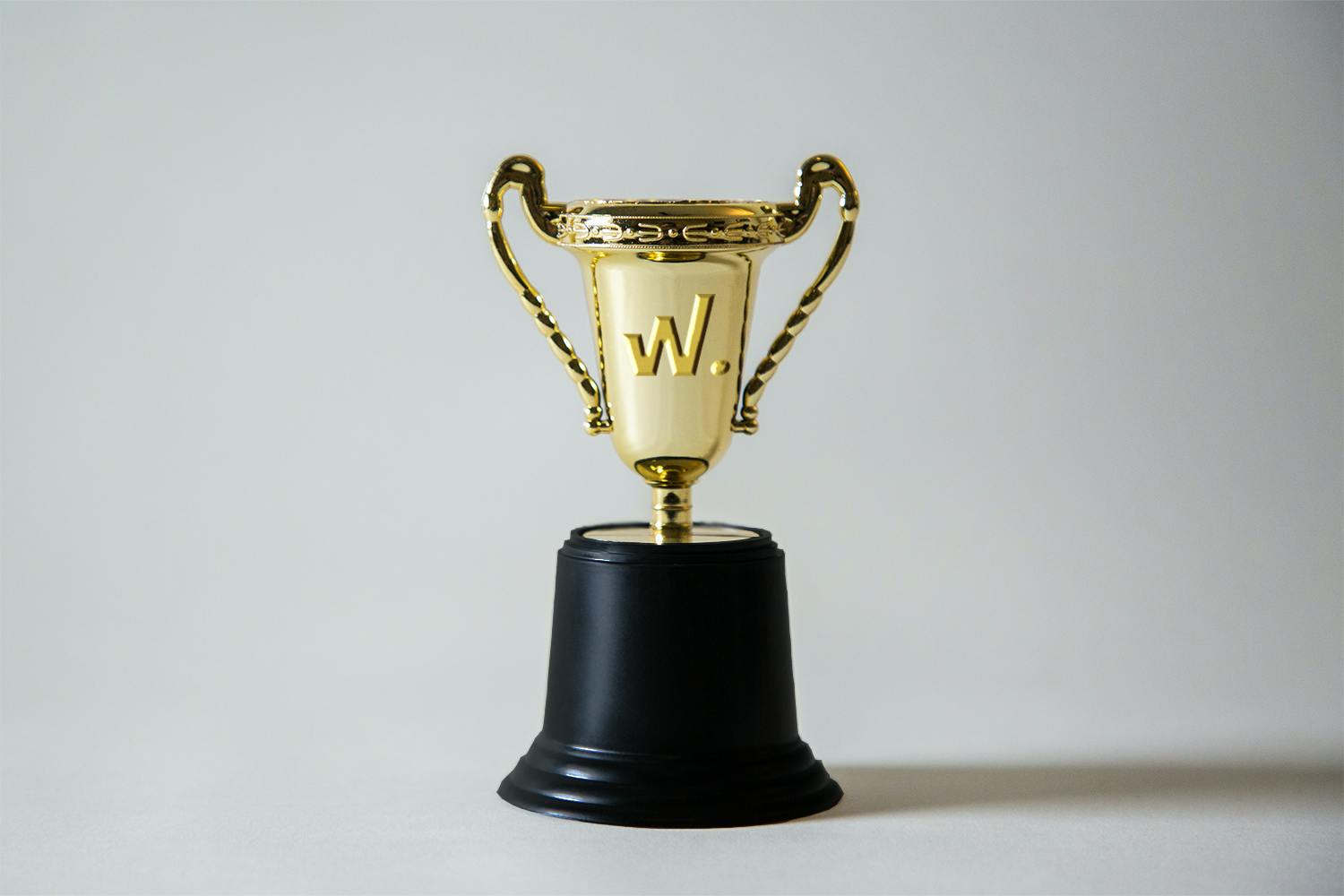 goldener-pokal-mit-wikifolio-logo-darauf