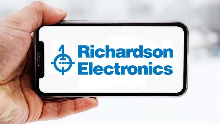 Hand-die-smartphone-hält-mit-logo-des-unternehmens-richardsonelectronics