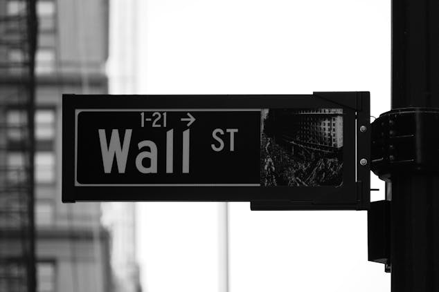 schwarz-weiß-bild-mit-einem-straßenschild-der-wallstreet-nr-1-21