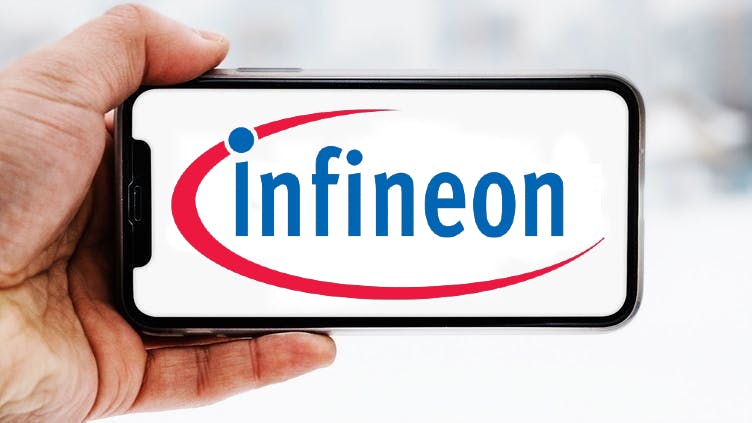 Hand-die-smartphone-hält-mit-logo-des-unternehmens-infineon