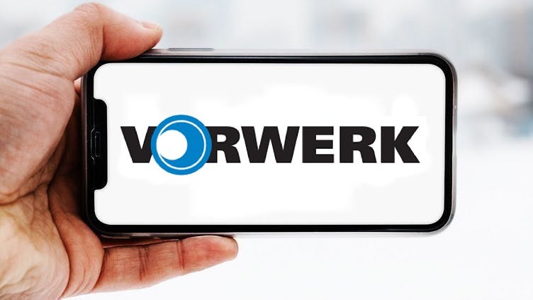 Hand-die-smartphone-hält-mit-logo-des-unternehmens-friedrich-vorwerk