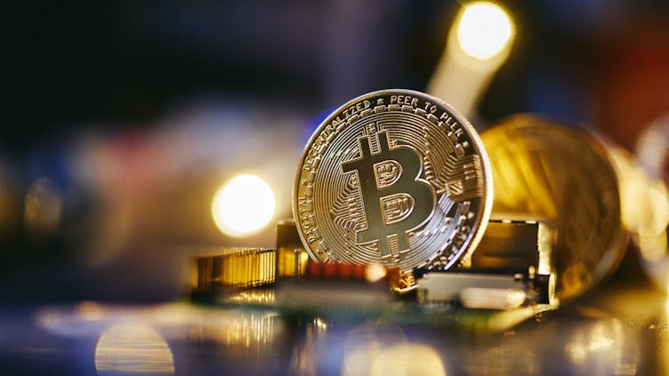 Bitcoin Münze
mit verschwommenen Hintergrund