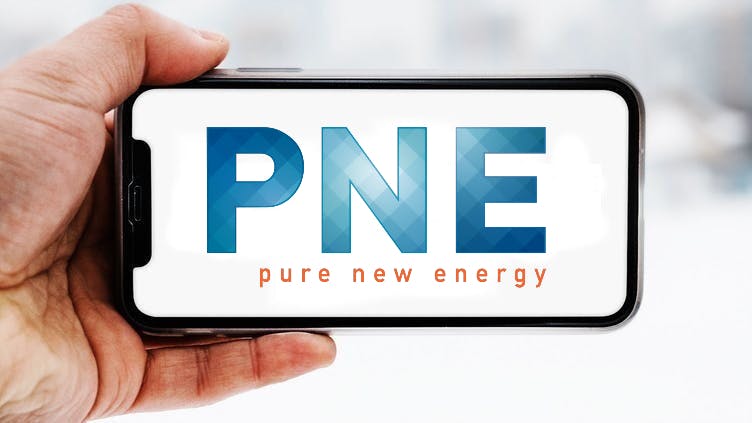 Hand, die ein
Smartphone hält, auf dem das Logo des Unternehmens PNE Wind
zu sehen ist; Symbolbild für die