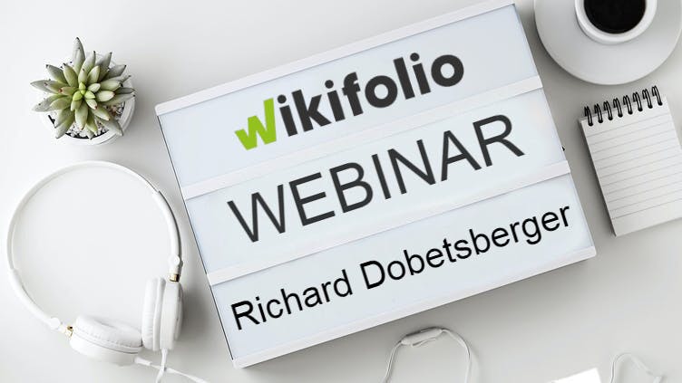Tafel mit dem Logo von "wikifolio, dem Trader Richard Dobetsberger und dem Schriftzug "Webinar"