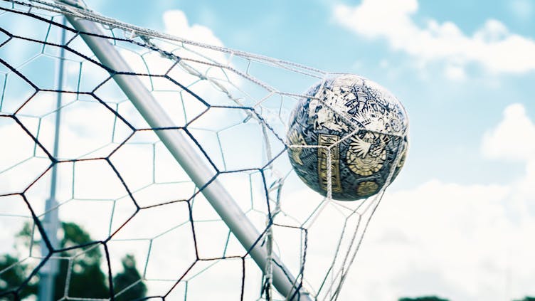 Schwarz,
blau, weißer Fußball im Fußball Tor - Volltreffer oder
Eigentor?
