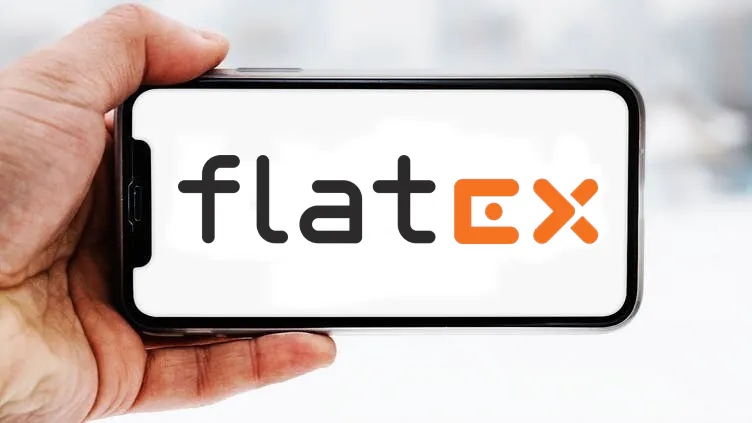Hand, die ein
            Smartphone h&auml;lt, auf dem das Logo des Unternehmens flatex zu
            sehen ist; Symbolbild f&uuml;r die 