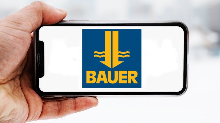 Hand-die-smartphone-hält-mit-logo-des-unternehmens-bauerag