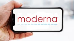 Hand-die-smartphone-hält-mit-logo-des-unternehmens-moderna