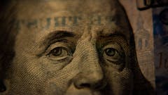 Nahaufnahme eines 100 Dollar Scheins; Augen von Benjamin Franklin