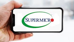 hand-die-smartphone-hält-mit-logo-des-unternehmens-super-micro-computer