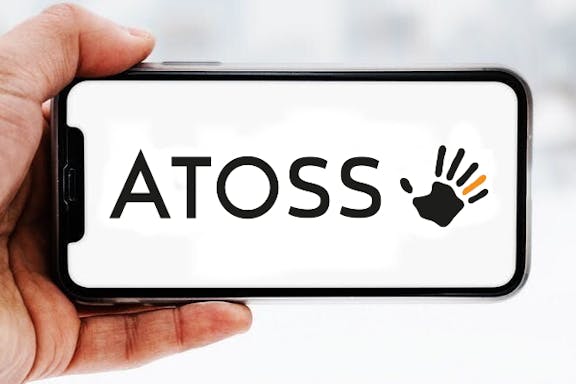 hand-die-smartphone-hält-mit-logo-des-unternehmens-atoss