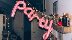 pinke-luftballons-mit-schriftzug-party