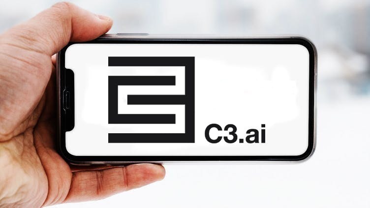 hand-die-smartphone-hält-mit-logo-des-unternehmens-c3.ai