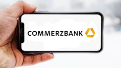 hand-die-smartphone-hält-mit-logo-des-unternehmens-commerzbank