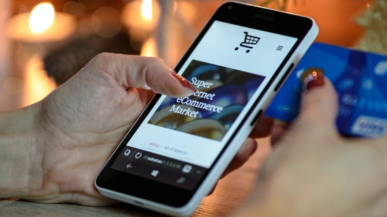 smartphone-display-e-commerce-kreditkarte-online-shopping
