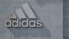 graues-adidas-logo-aus-beton-auf-betonwand
