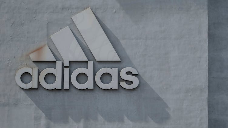 graues-adidas-logo-aus-beton-auf-betonwand