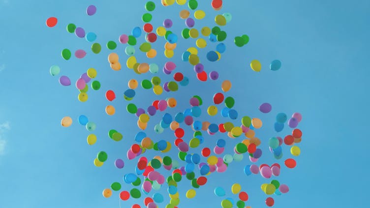 himmel-mit-vielen-bunten-Luftballons