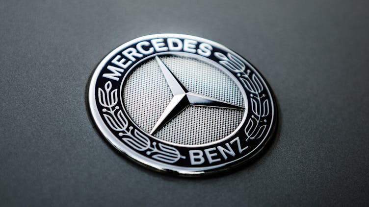 mercedes-benz-emblem-auf-mattschwarzem-hintergund