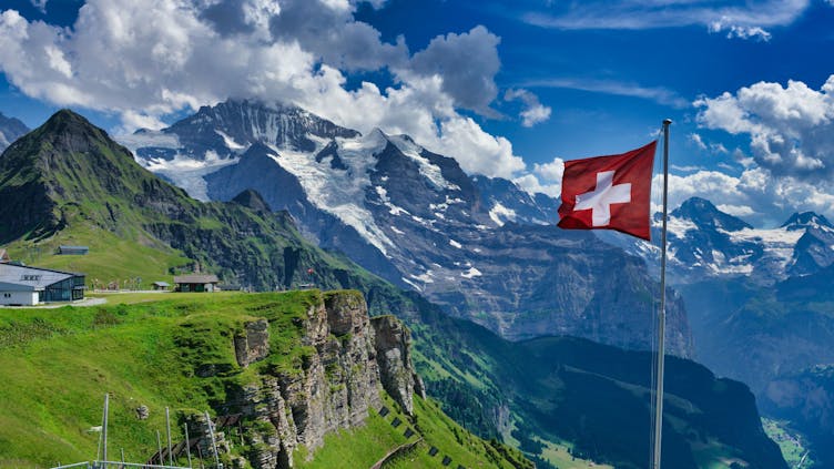 panorama-berge-schweiz-flagge