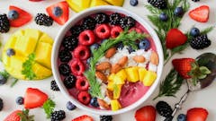 fitness-bowl-mit-diversem-obst-und-gesunder-dekoration