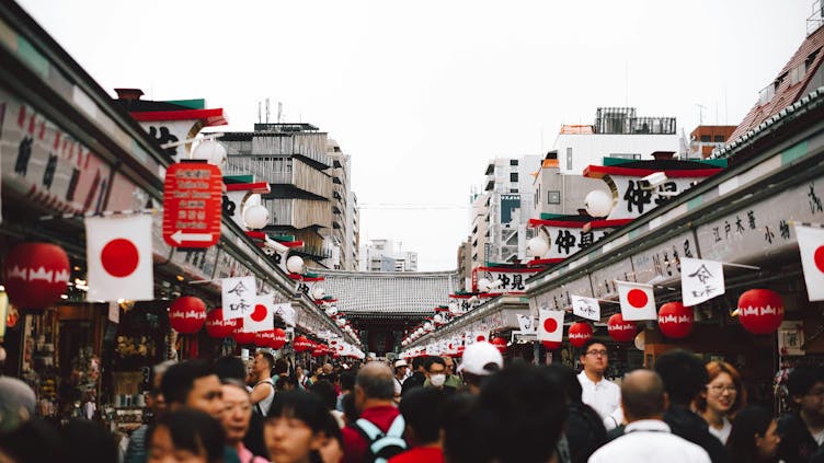 japanischer-markt-viele-menschen-japanische-flagge
