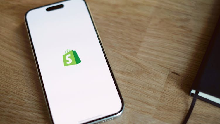 smartphone-display-mit-shopify-logo