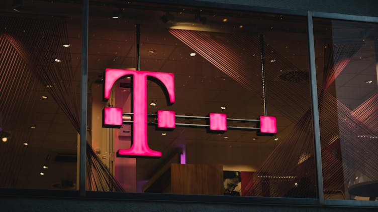 deutsche-telekom-logo-auf-gebaeude