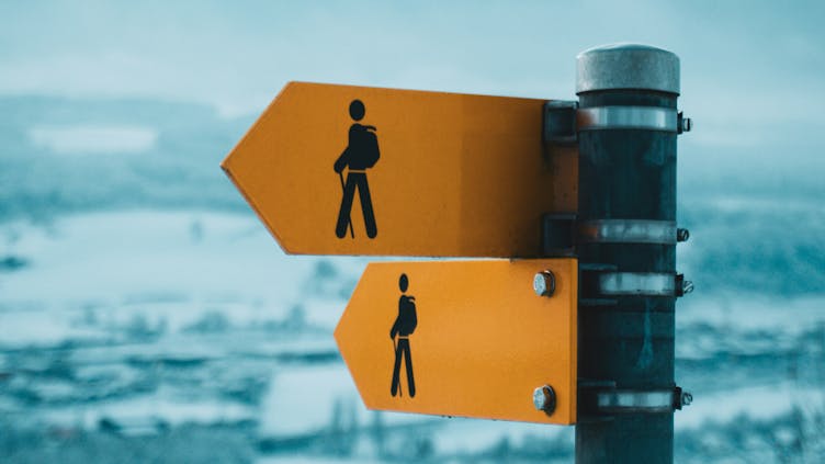 schild-zwei-richtungen-gelb-wandern