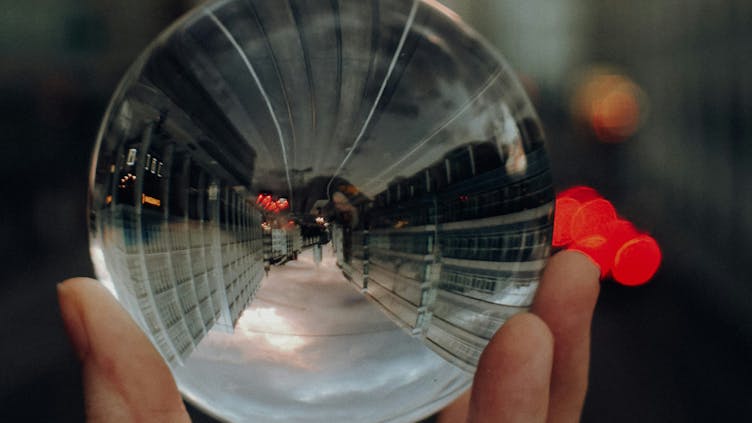 glaskugel-herrenhand