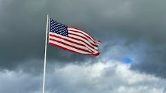 usa-flagge-wind-bewoelkter-himmel