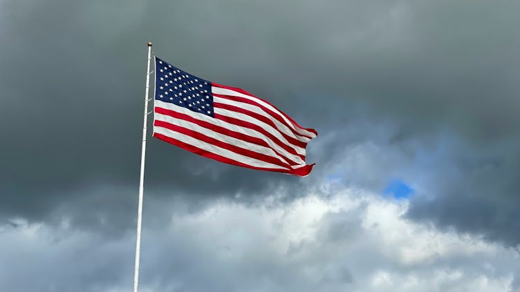 usa-flagge-wind-bewoelkter-himmel